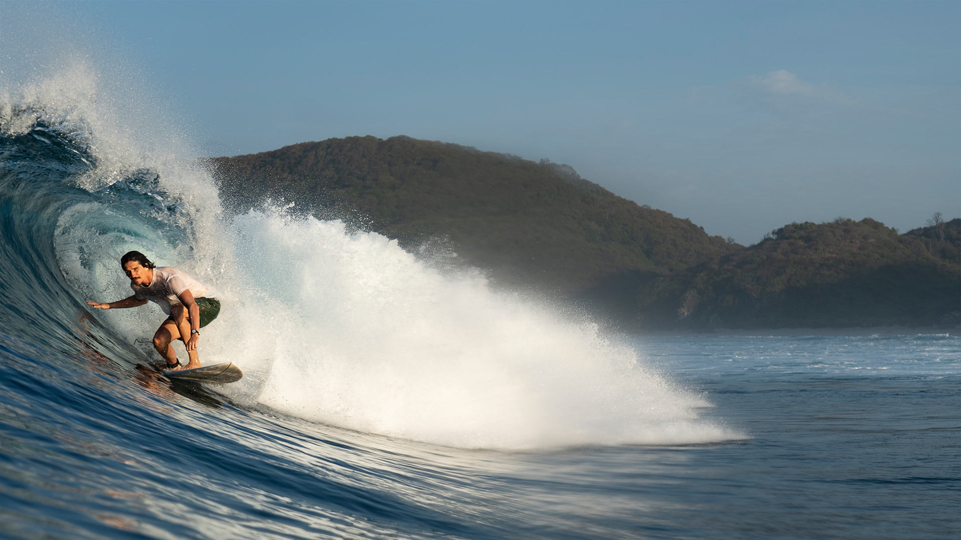 Surfeur dans le tube